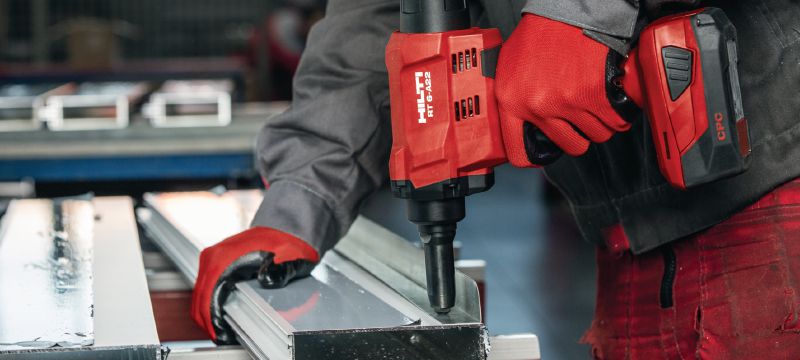 RT 6-A22 Cordless rivet tool 22V cordless rivet tool powered by Li-ion batteries for installation jobs and industrial production using rivets up to 4.8 mm in diameter (up to 5.0 mm for aluminium rivets) Applications 1